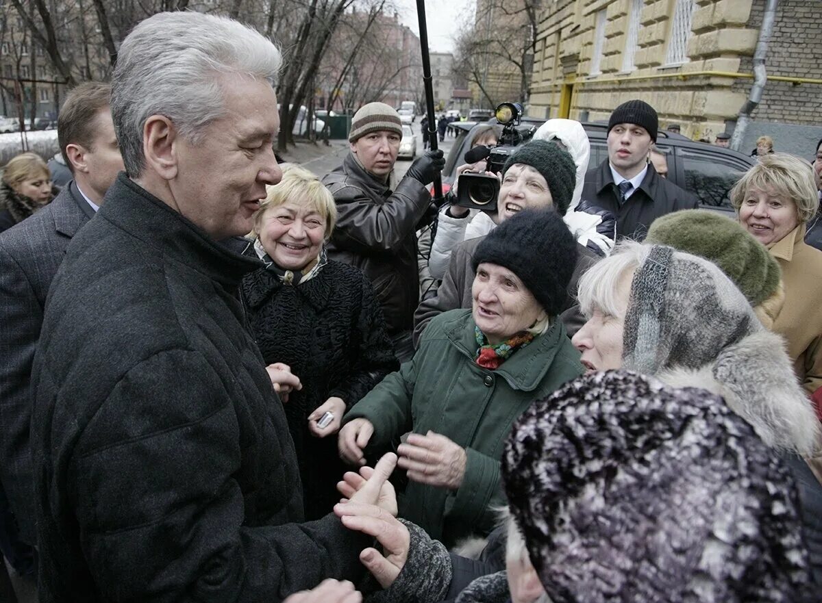 Городские доплаты пенсионерам. Пенсионеры в Москве. Собянин с пенсионерами. Пенсионер на Москвиче. Собянин пенсия москвичам.