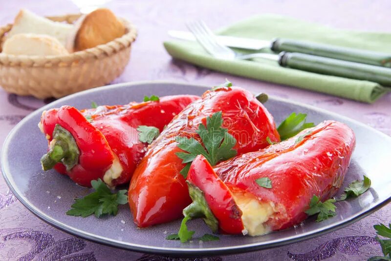 Фета с перцем. Фаршированные перцы с сыром фета. перец с сыром. перец фаршированный треской. перчик фаршированный фета.