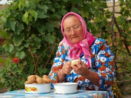 Бабушка картошку