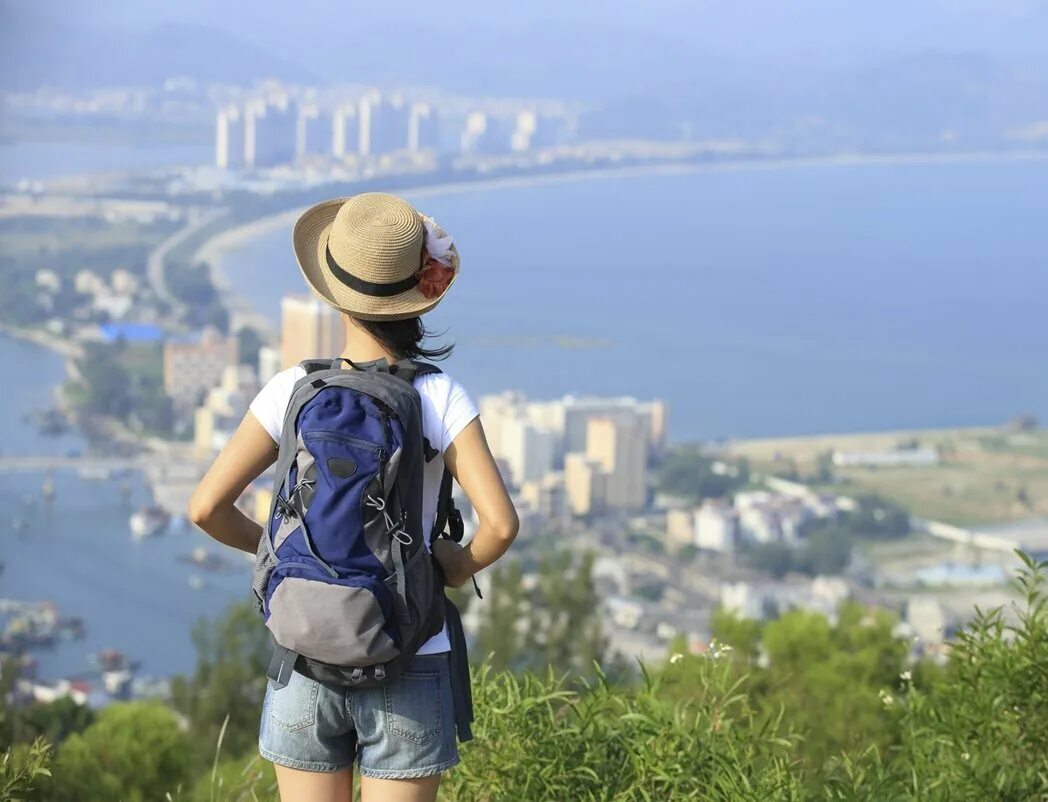 Путешественник. Фотосессия путешественник. Человек идет с рюкзаком. Девушка путешествует. Девушка путешествует.