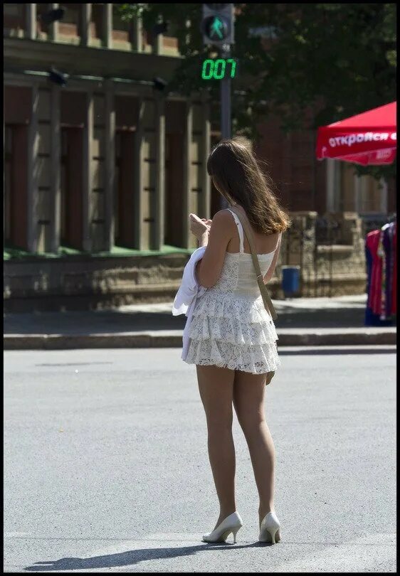 мини юбки в городе. весна короткие юбки. короткие платья на улице. поднятие юбок на улицах. девушки в купальниках на улицах города.