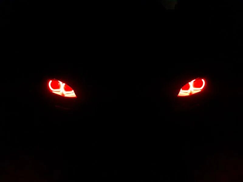 Фары машины в темноте. Red far. Красные задние фары приора. Блик фар. Бмв 3 ангельские глазки.