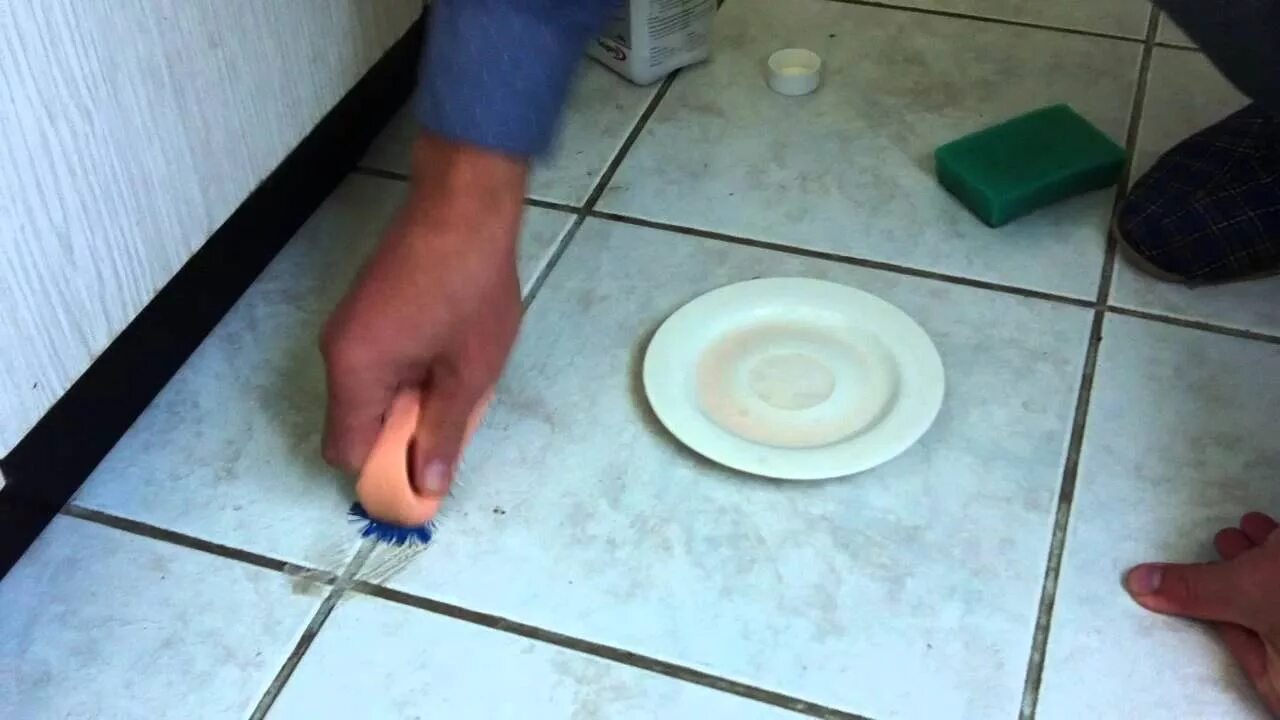 Чем очистить швы в ванной. Затирка швов кафельной плитки. Мытье пола плитки. Швы между плиткой на полу. Чистка швов между плиткой в ванной.