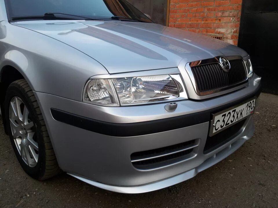 Фары на шкода октавию куплю. Skoda Octavia mk1. Skoda Octavia Tour 1.6 2007 фара с решётками. Реснички на Skoda Octavia.