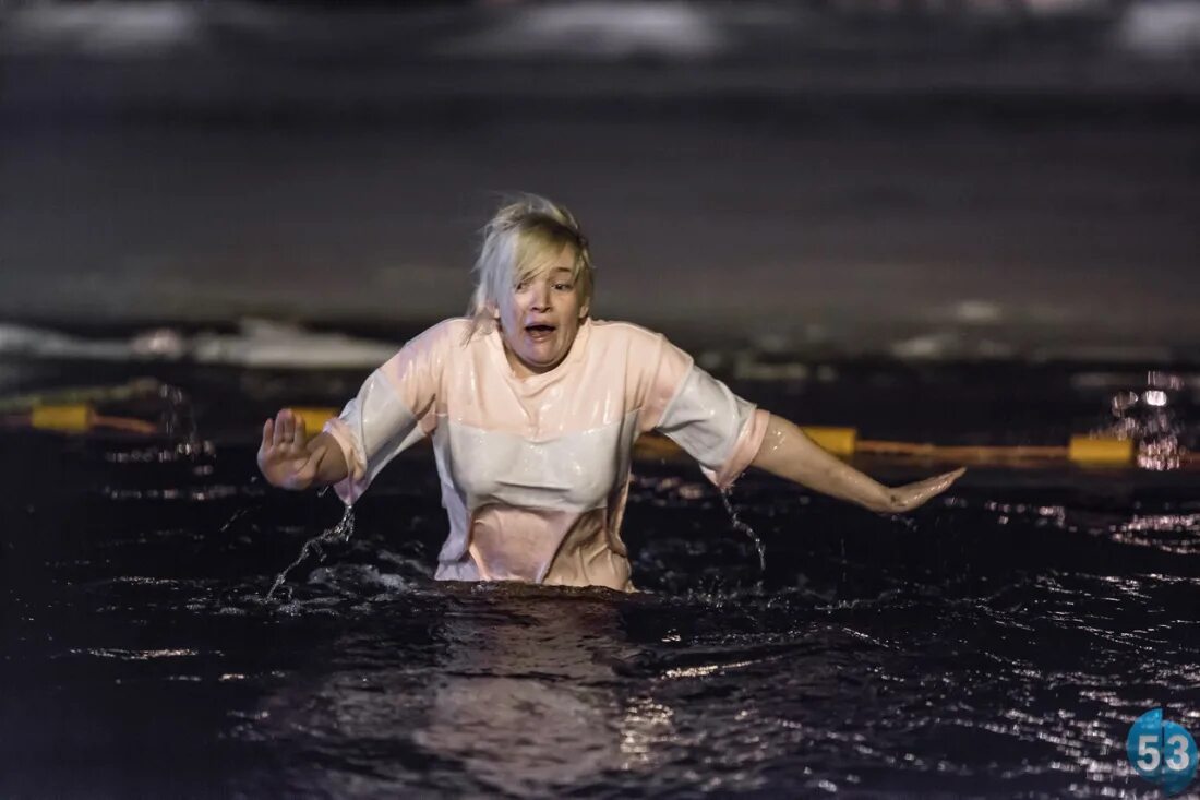 Купается в сорочке. Купание в сорочке. Крещенские купания в рубахе. Крещенские купания в прозрачной сорочке. Крещенские купания в прозрачной сорочке.