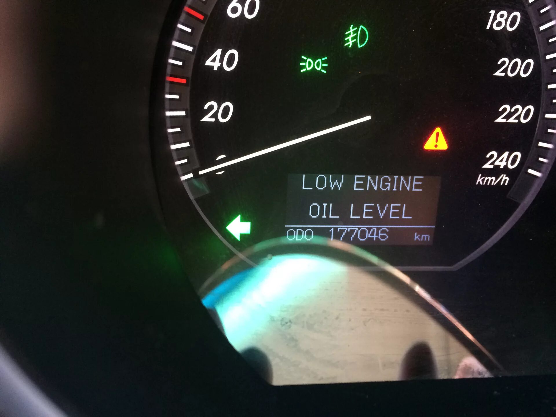 Загорается масло при повороте. Low engine Oil Level Lexus RX 450h. LX 570 Low engine Oil. RX 400 датчик уровня масла. Low engine Oil Pressure Тойота Камри 40.