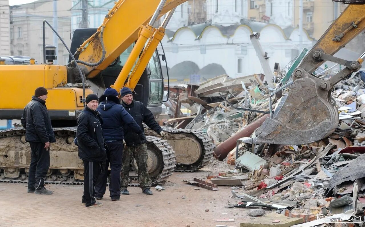 Снос приложение. Снесенные здания москвы. Сносимые пятиэтажки в москве. Демонтаж зданий и жилых домов. Реновация снесенные пятиэтажки.