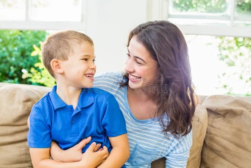 Мама имеет мальчика. Мама и ребенок в гостиной. Сын веселит маму. Son asks mother. Mother and son talking.