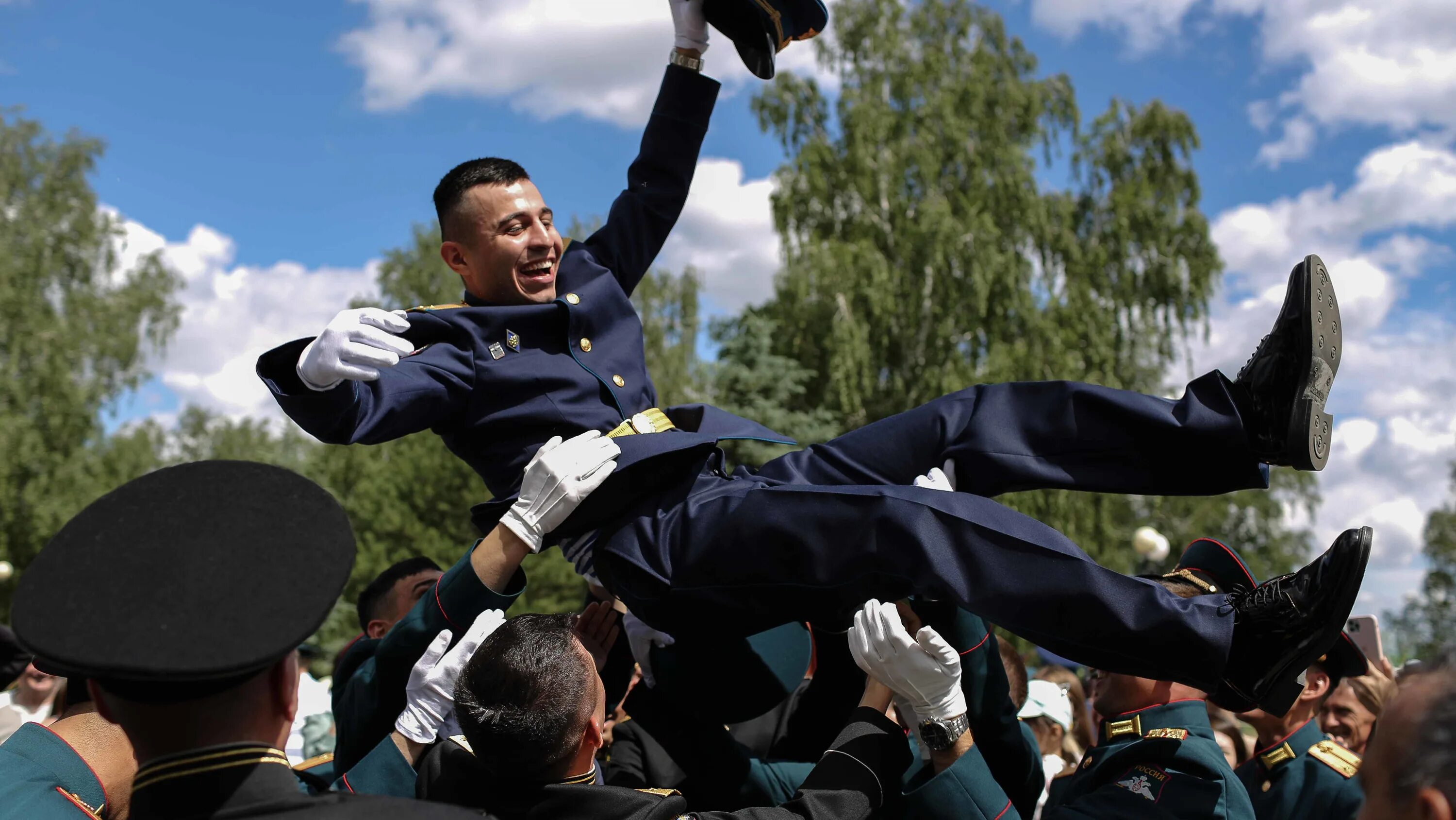 Выпускной в военном вузе. Выпускной курсантов. Выпускники института. Каска на выпуск офицеров.