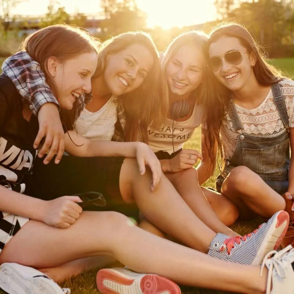 Надпись френдс. Людьмы. Friends quotes. Бест френдс. Best friends forever красивая надпись.