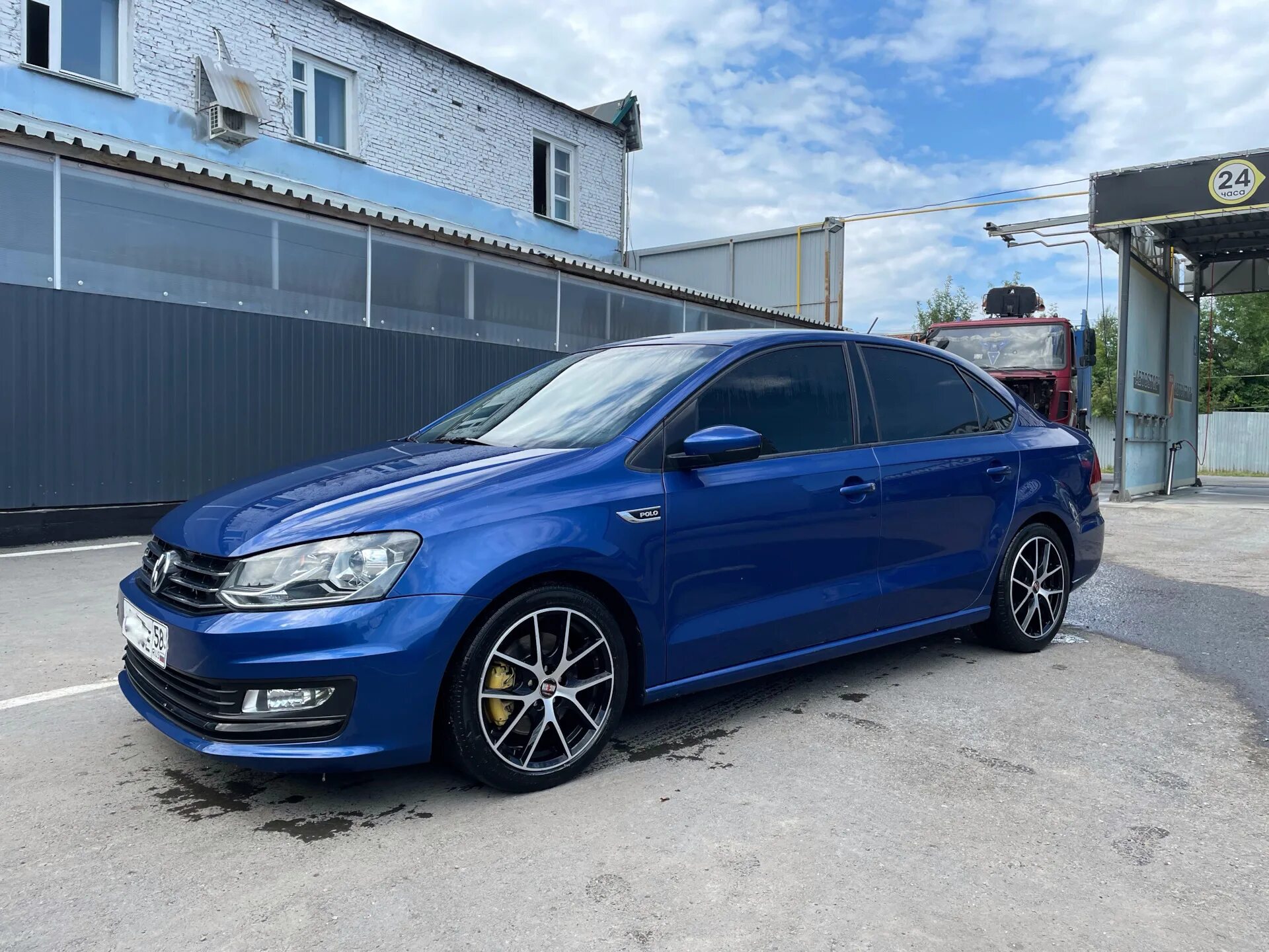 Разболтовка фольксваген поло седан. VW Polo sedan r17. Черный VW Polo sedan r17. R18 work Kiwami 5.100 Polo. VW Polo rays r16.