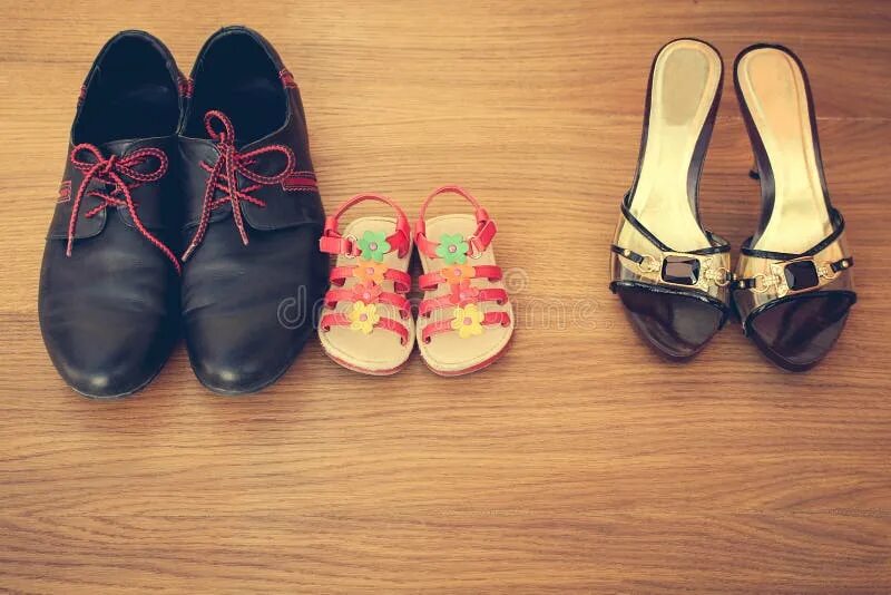 Пара туфлей несколько полотенец старых профессоров. Три пары ботинок фото. Baby's pair of Shoes. Обувь фото в ряд три пары. 3 Пары ботинок разных цветов картинка.