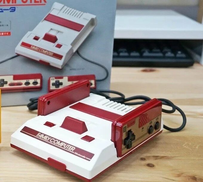 Nintendo первая. Famicom игры. Nintendo 1. Оригинал и клон Фамиком.