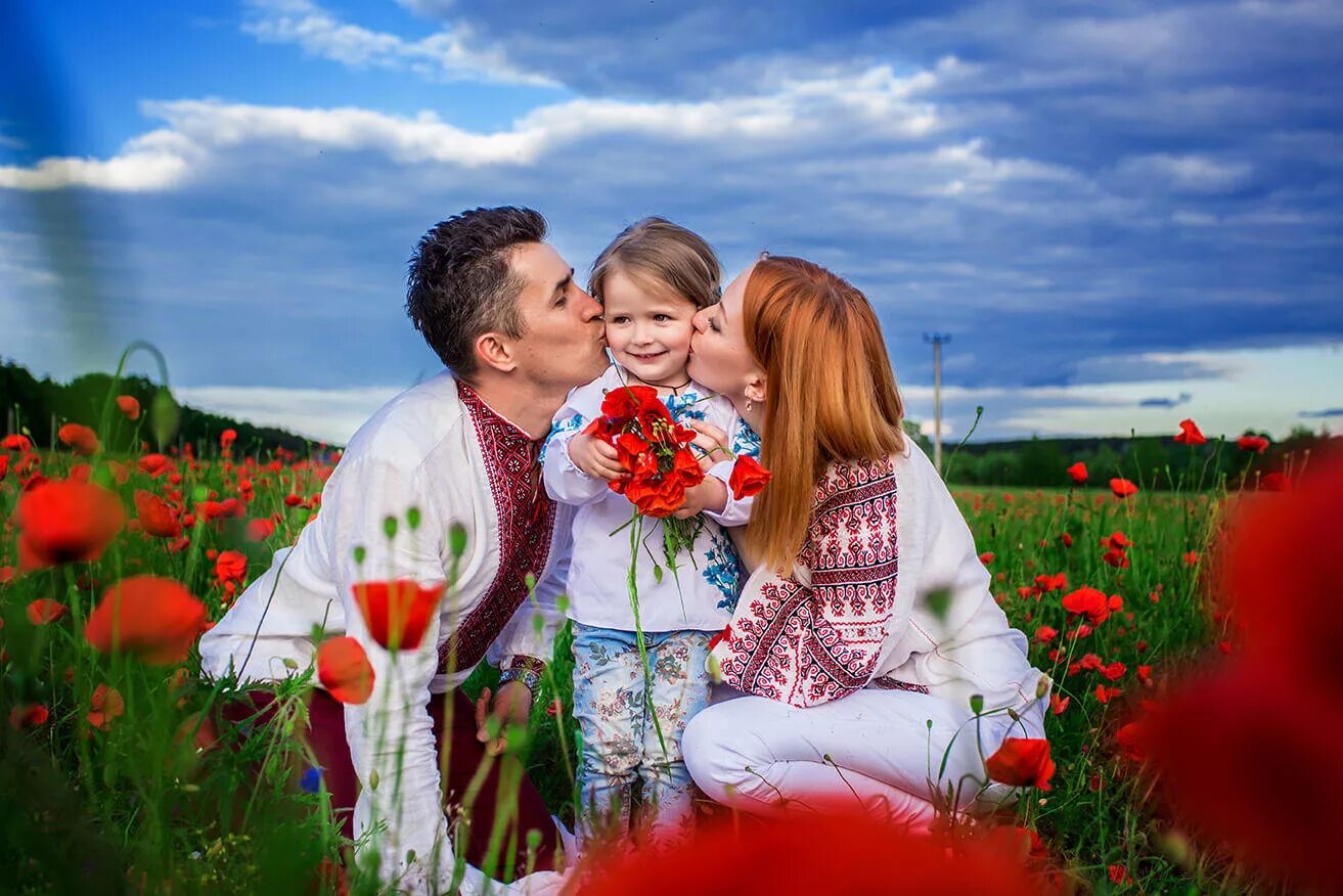 Родина твоя судьба. Семейная фотосессия в маках. Семья любовь к родине. Мама с дочкой в вышиванках. Счастливая украинская семья.