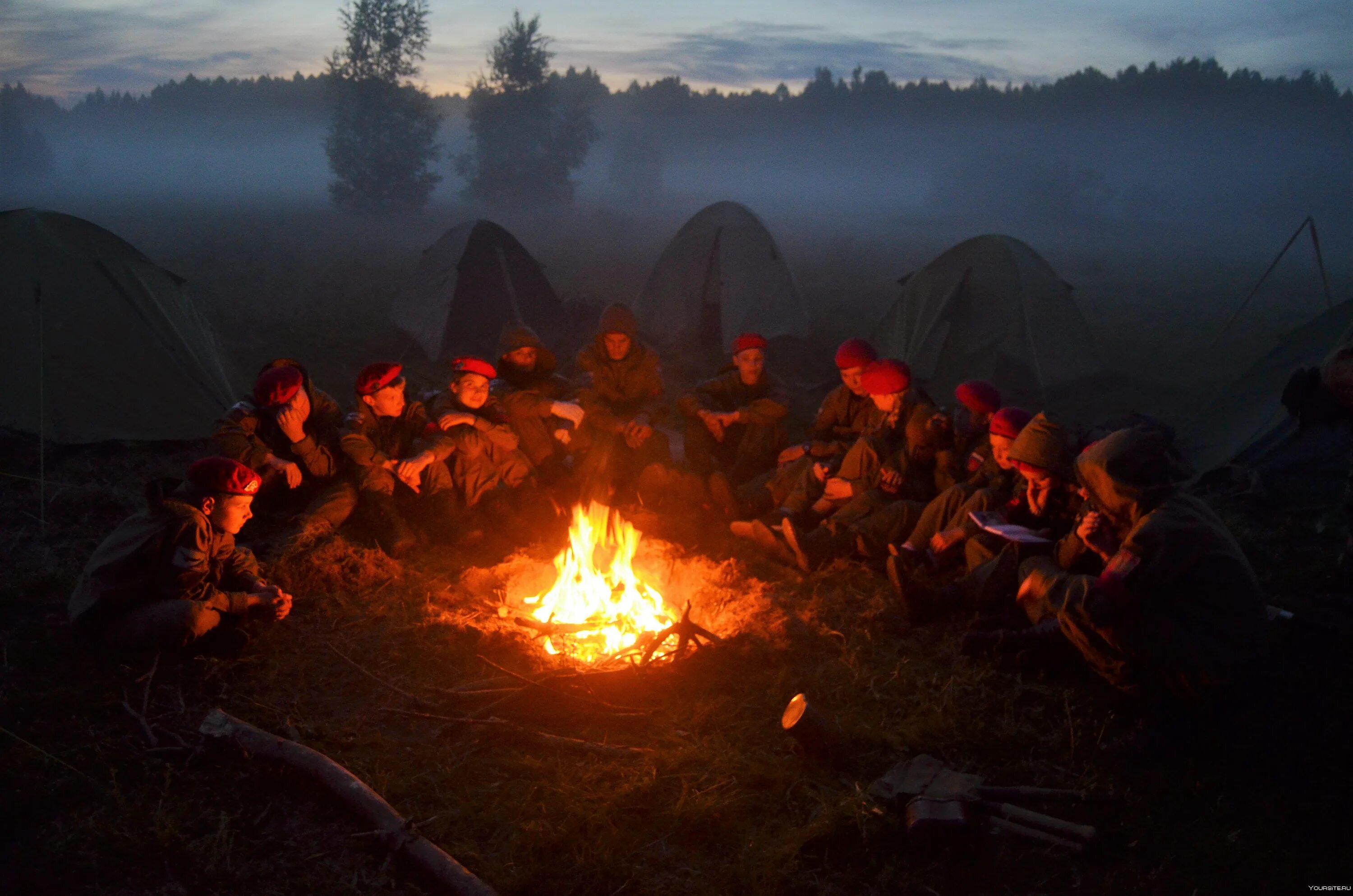 Огонь в походе. Дерсу узала иллюстрации к книге. Поход костер. Арсеньев дерсу узала иллюстрации. Трубка дерсу узала.