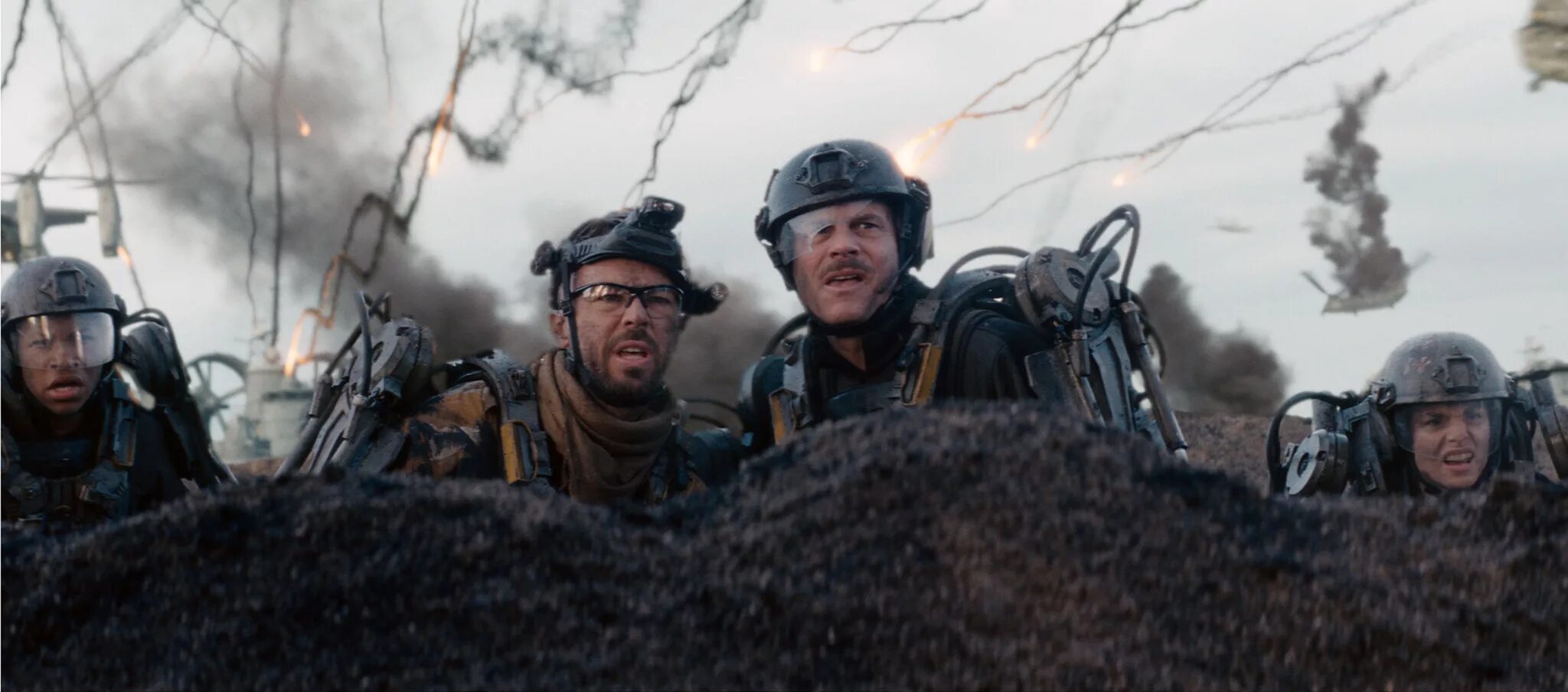Tomorrow stops. Грань будущего (Edge of tomorrow) 2014. Билл Пэкстон в фильме грань будущего. Грань будущего фильм 2014 Билл Пэкстон. Грань будущего фильм 2014 Шарлотта Райли.