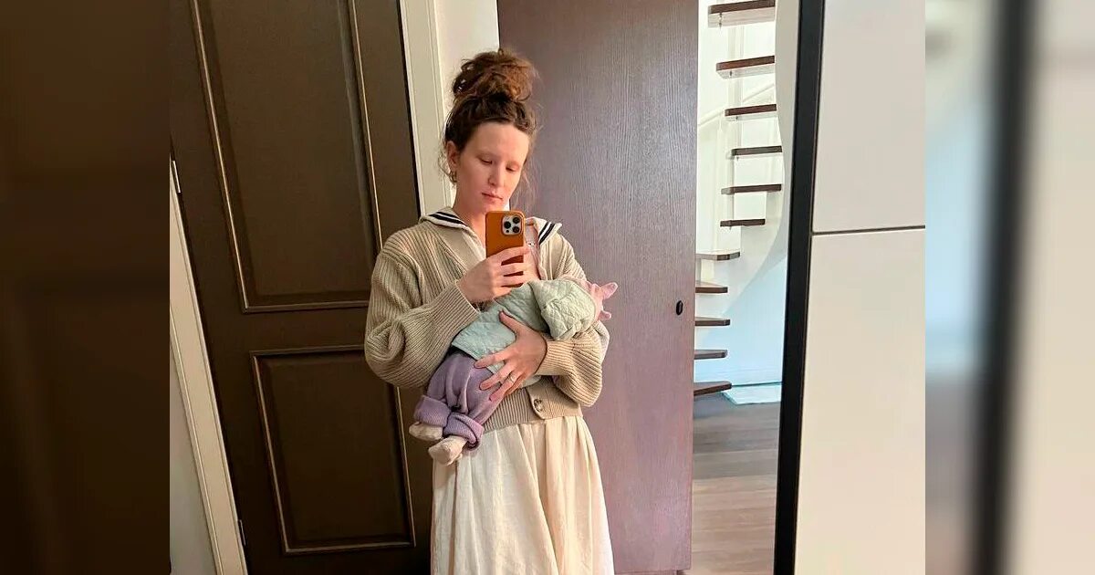 Монеточка с ребенком. Монеточка певица 2022. Певица монеточка (елизавета гырдымова). Дочка монеточки. Дочка монеточки.