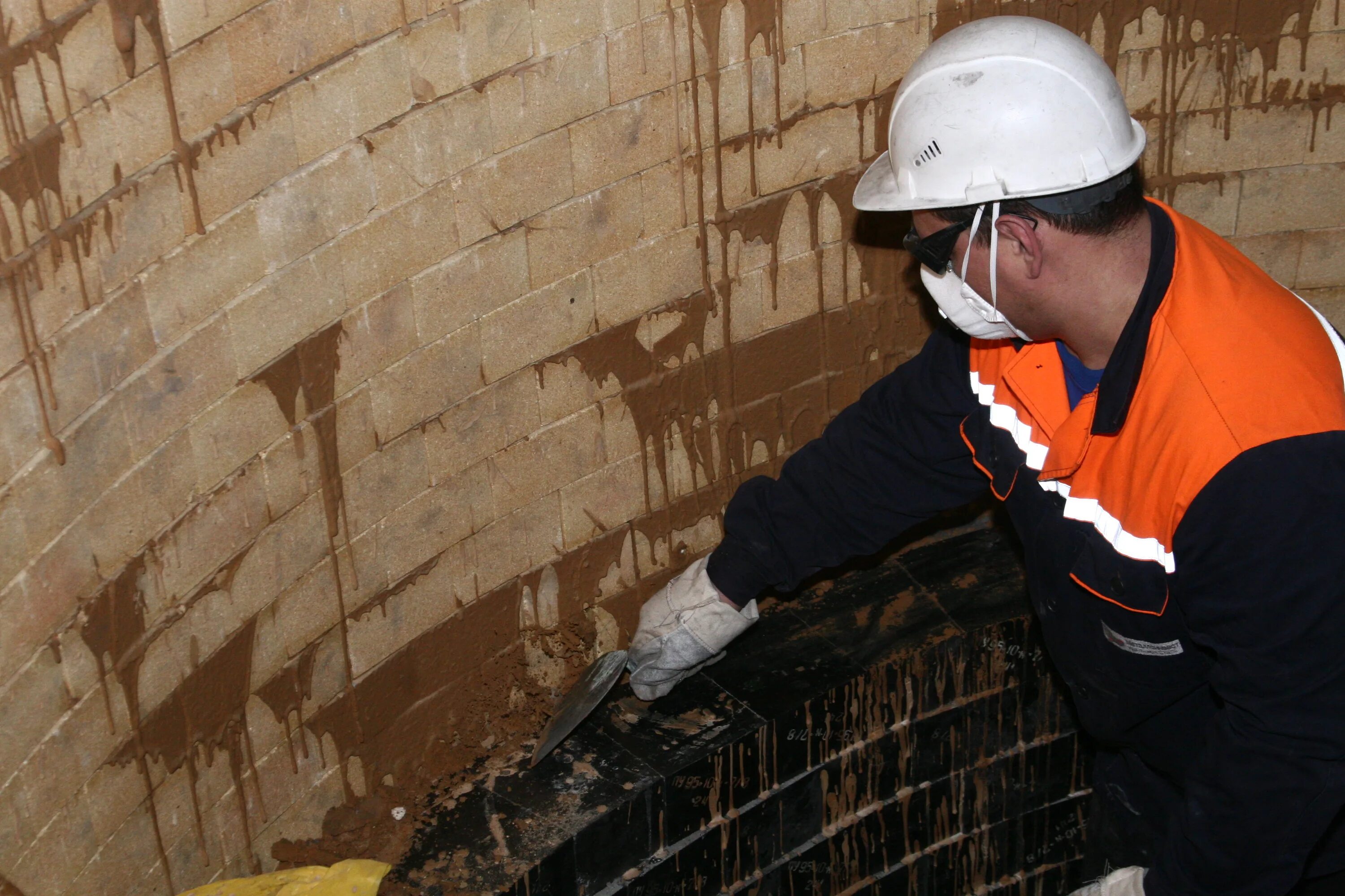 Огнеупорщик 5 разряда. Огнеупорщик профессия. Футеровщик огнеупорщик. Огнеупорная футеровка дуговой печи. Огнеупорщик евраз нтмк.