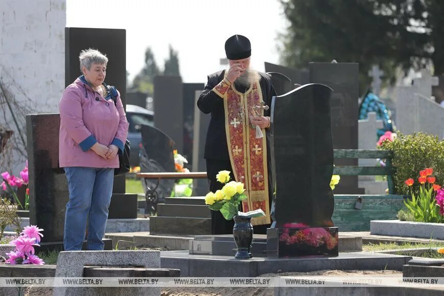 Православная радуница в 2024 году беларуси. Православная могила. Радуница в 2022. День поминовения. Радуница поминовение на кладбище.