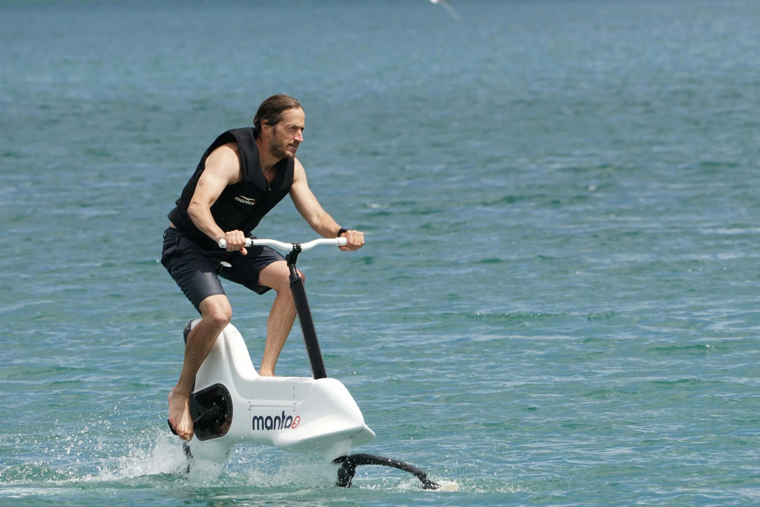 Water bike. Manta5 Hydrofoiler. Водный велосипед manta5. Manta5 xe-1. Manta5 – Водный электрический велосипед.