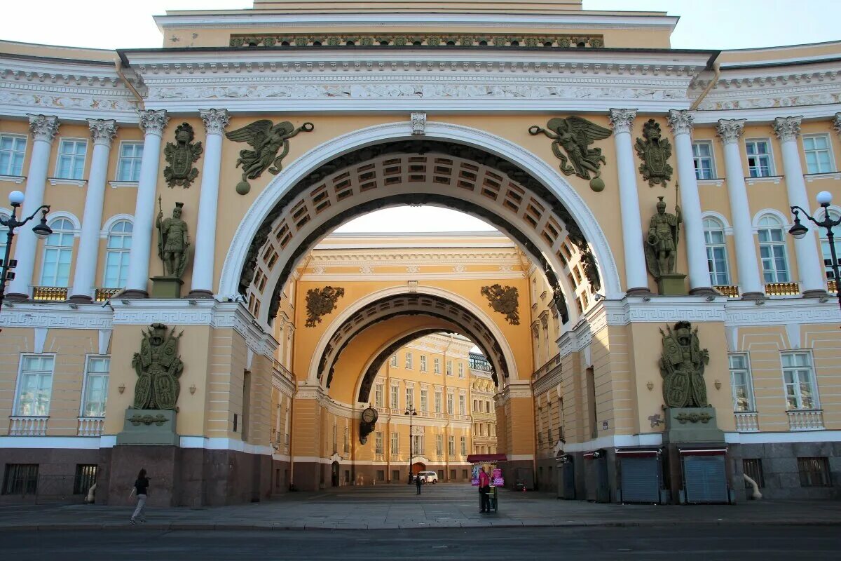 Музей главный штаб санкт-петербург. Главный штаб атриум. Эрмитаж санкт-петербург здание главного штаба. Главный штаб эрмитажа. Арка главного штаба в санкт-петербурге.