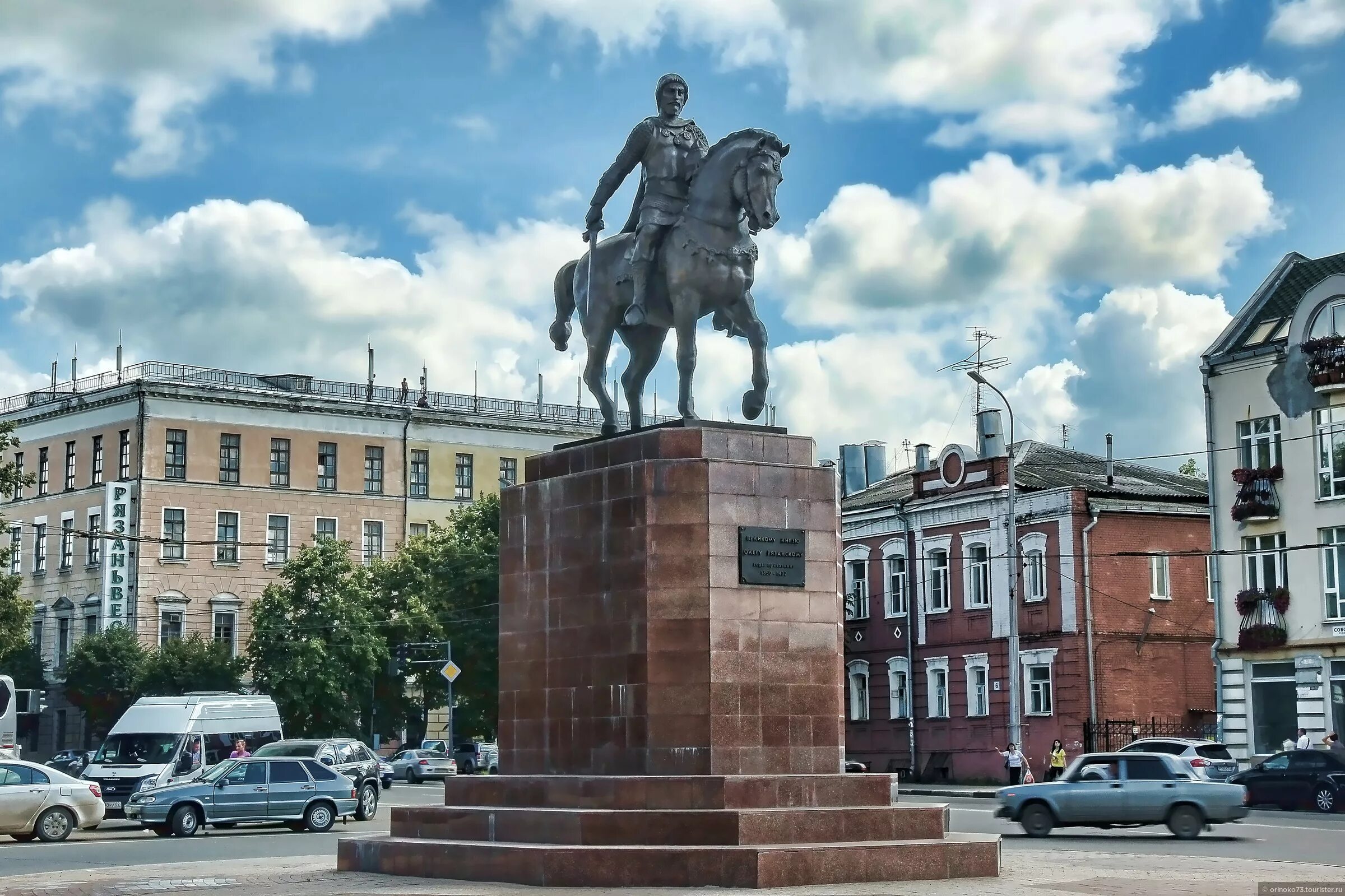 Рязань город герой. Памятник князю Олегу Рязанскому Рязань. Памятник князю Олегу в Рязани. Памятник на Соборной площади в Рязани. Памятник великому князю Олегу Рязанскому.