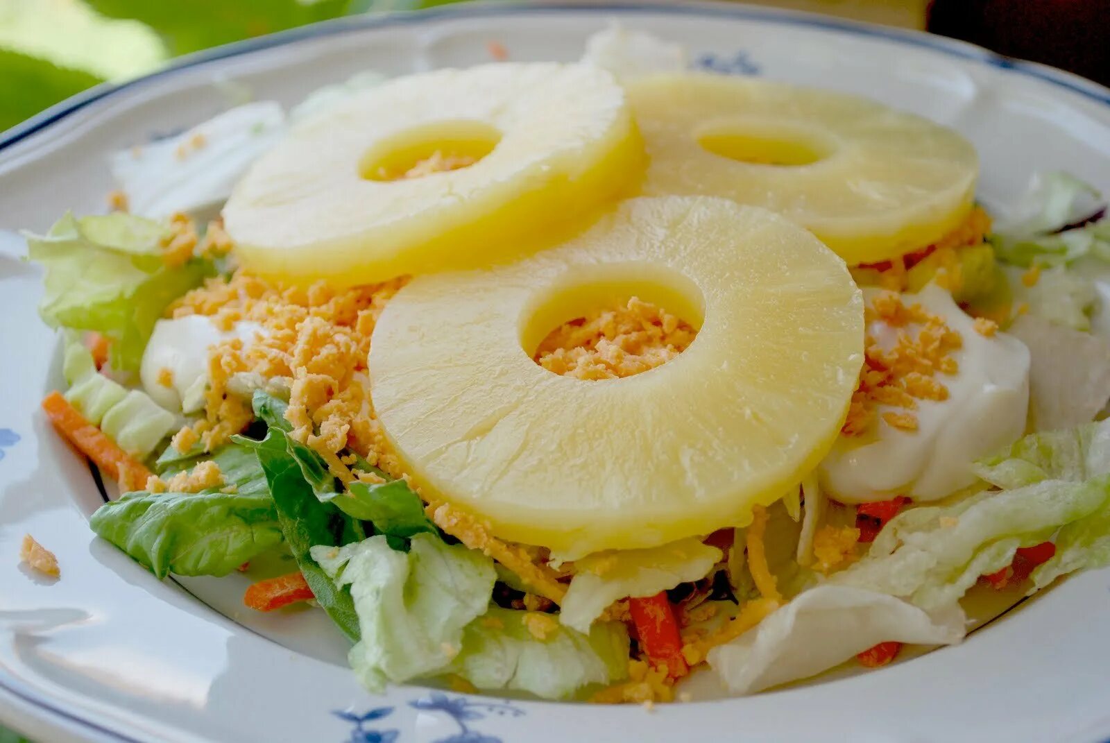 Салат с ананасом. Салат с ананасом и курицей. Салат с ананасом икурицой. Салат из курицы с ананасами и сыром