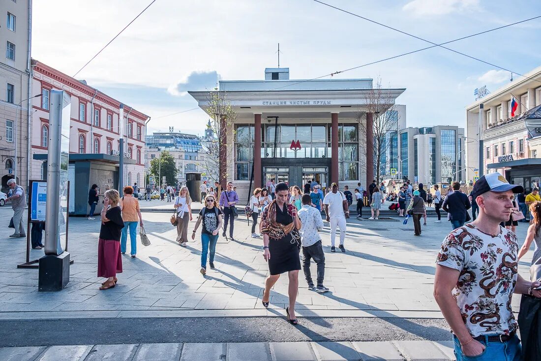 Чистые пруды одежда. Метро станция чистые пруды 2000 год. станция метро чистые пруды. площадь у метро чистые пруды. чистые пруды москва метро.