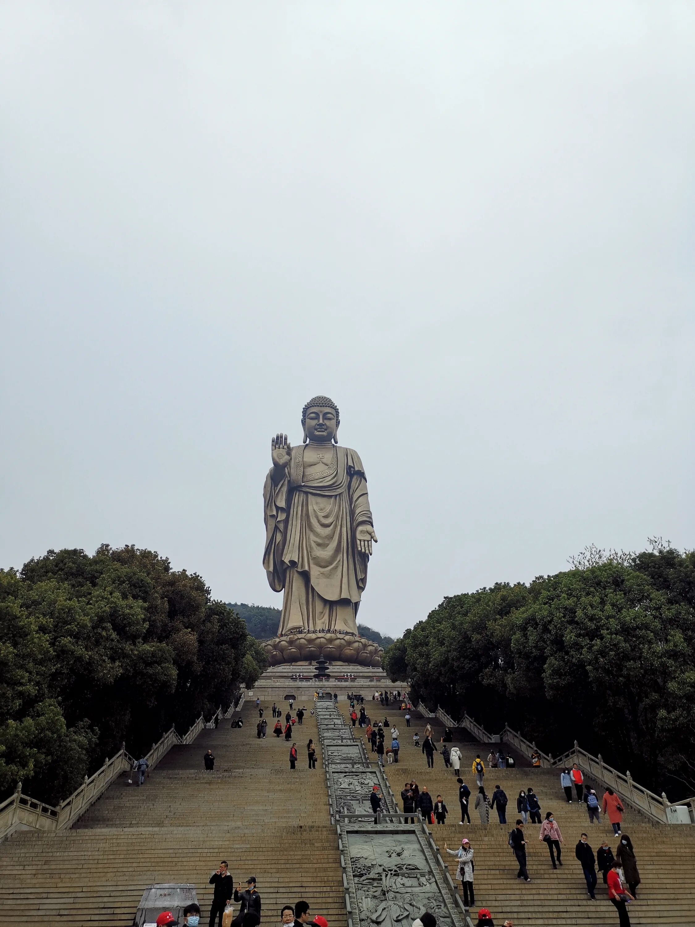 Большие статуи. Статуя Будды в Уси. Статуя Будды Шакьямуни Китай в Уси. Самая высокая статуя в мире статуя Будды 442 метра. Гранд Будда в Китае.