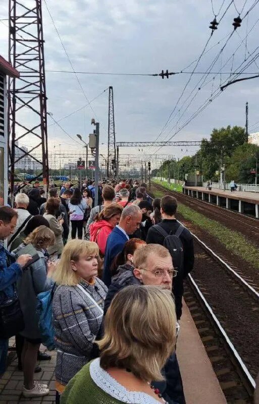 Задержка поезда сегодня. Задержка электрички на Кунцевском. Памятник возле платформы Бирюлёво товарное картинки. Киевское направление задержка электричек