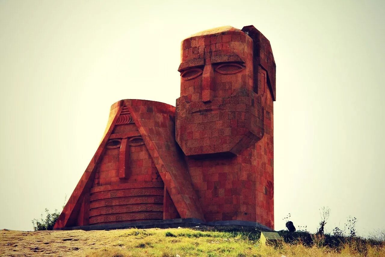Татик папик арцах. Слово арцах. Папик татик памятник степанакерт. Арцах степанакерт нагорный карабах. Нагорный карабах папик татик.