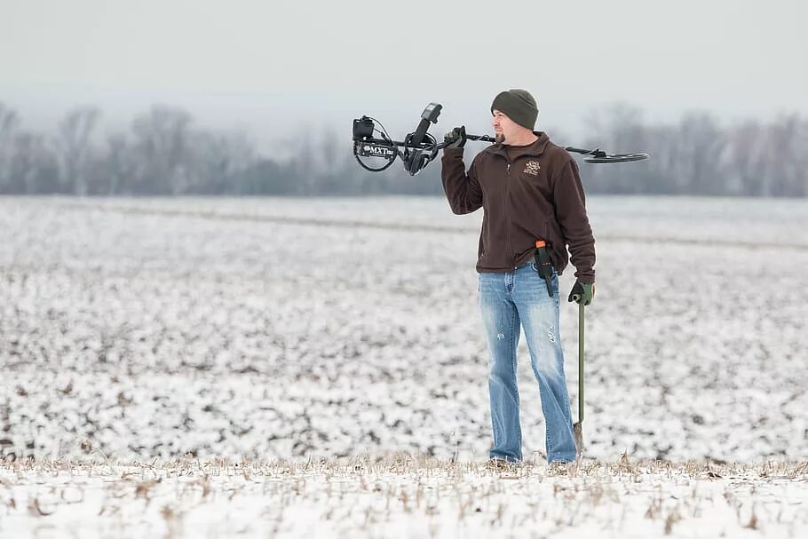 Металлоискатель человек. Новый металлоискатель. Поисковик металлоискатель. Мужчина с металлоискателем. Man with metal detector.