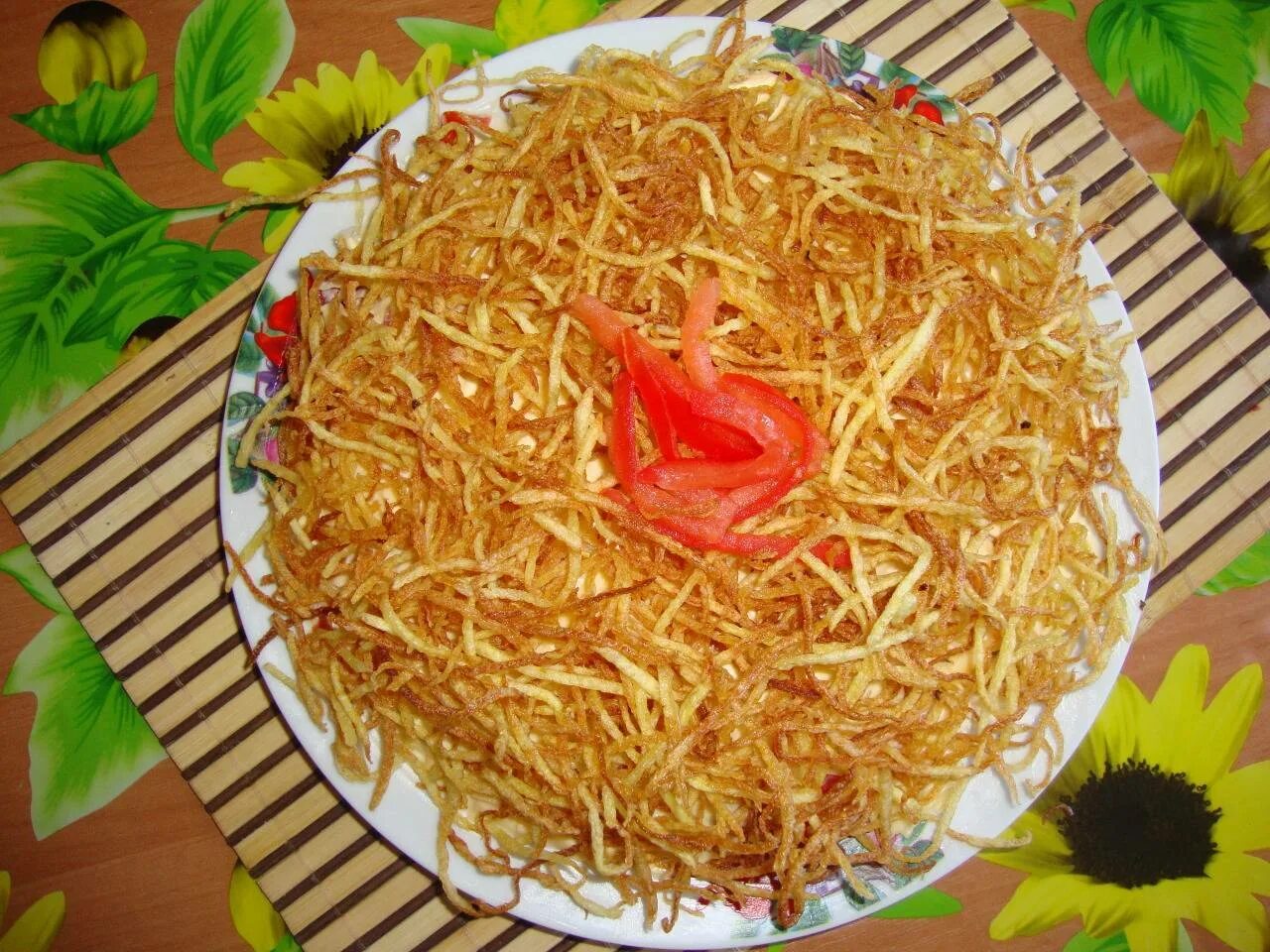 Салат с жареной картошкой сверху. Салат с картофелем фри. салат с жареной картошкой. салат блондиночка. салат с жареной картофельной соломкой.