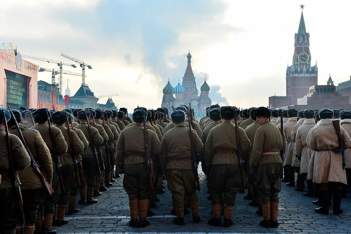 Парад 7 ноября 1941. Парад 7 ноября 1941 года в Москве на красной площади. Парад на красной площади 7 ноября 1941 года. Московская битва парад 7 ноября.