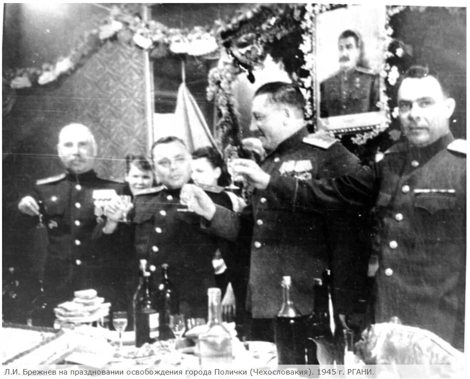 Брежнев участник парада победы 1945. Брежнев на параде победы 1945. Брежнев на параде победы 1945. Брежнев 1945. Брежнев 1945.