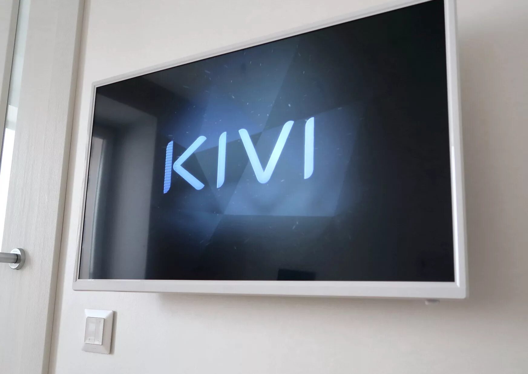 Телевизор kivi. Киви 32 дюйма белый телевизор. Телевизор киви 4к. Kivi 55u800br. Телевизор киви 32 смарт белый.