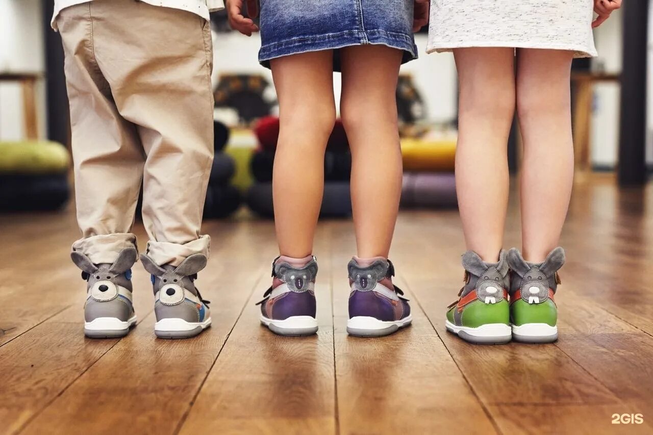 Сайт дети обувь. Детская обувь. Детские ноги в обуви. Профилактическая обувь для детей. Дети ноги обувь.
