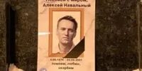 Официальная версия от чего умер навальный. Траурный портрет с лентой. Памятник Навальному. Похороны Алексея Навального.