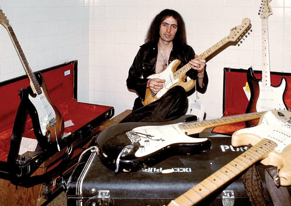 Гитара ричи блэкмора. Deep Purple Ричи Блэкмор. Ritchie Blackmore 1974. Гитарист Ричи Блэкмор.