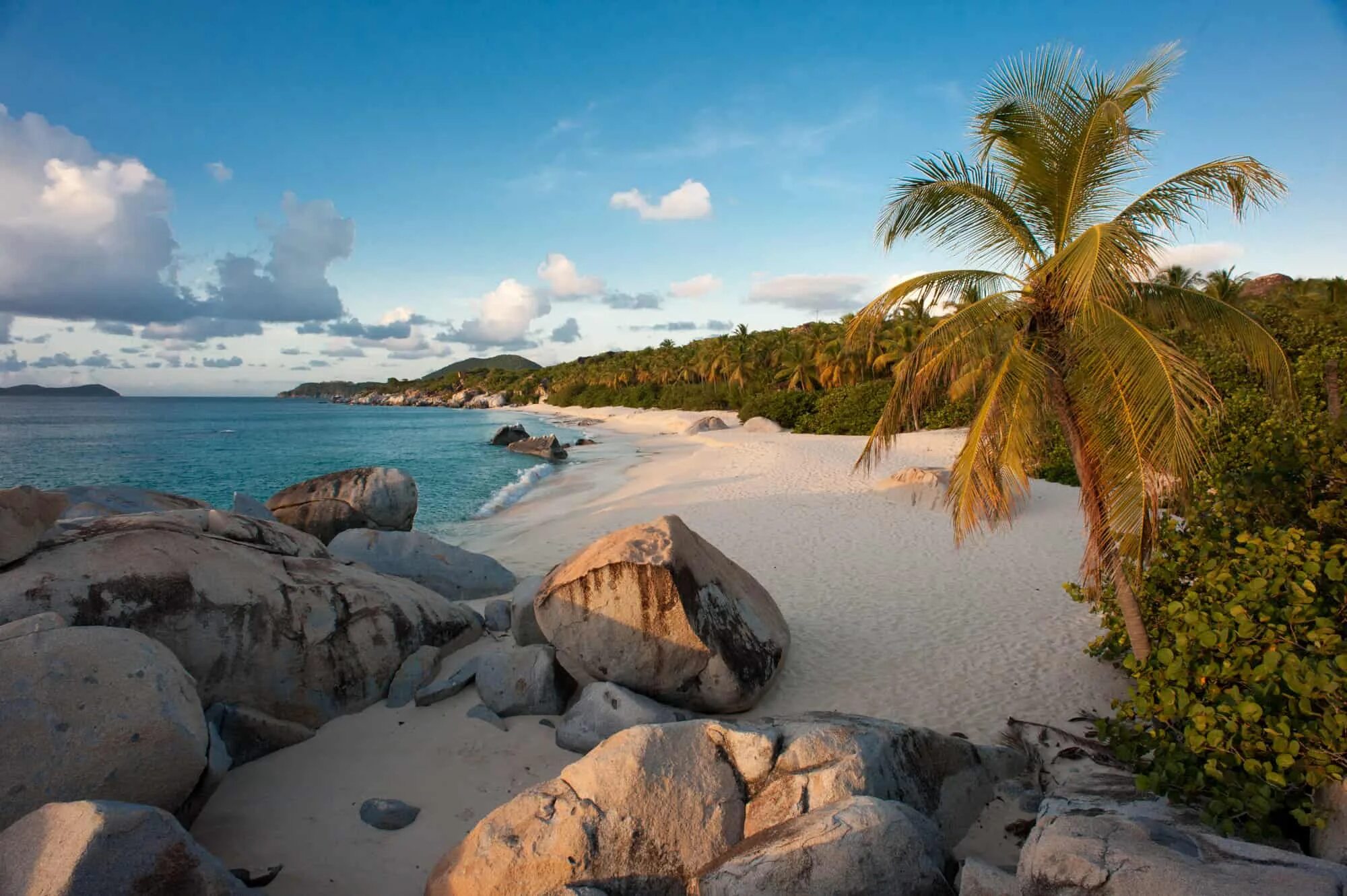 Карибские острова 11 ноября 2019. Остров верджин-горда. Голубая вода и остров. Остров горда. Малые антильские острова.