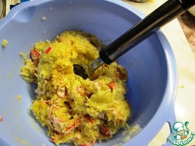 Картошка с крабовыми палочками на сковороде. Пюре из крабовых палочек. картошка с крабовыми палочками. подача крокетов картофельных. рецепт картофельное пюре с крабовыми палочками.