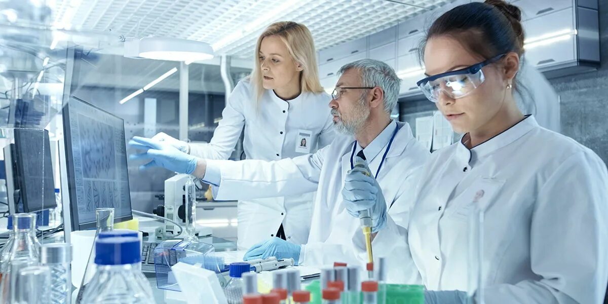 Подготовка будущее. Ученые в лаборатории. Фармацевтическая лаборатория. Медицина и фармацевтика. Разработка в лаборатории.