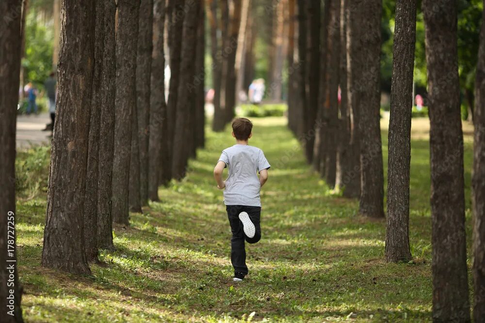 Бег в парке. Бег осенью одежда. Прогулки на свежем воздухе. Бежать по аллее. Женщина гуляет.