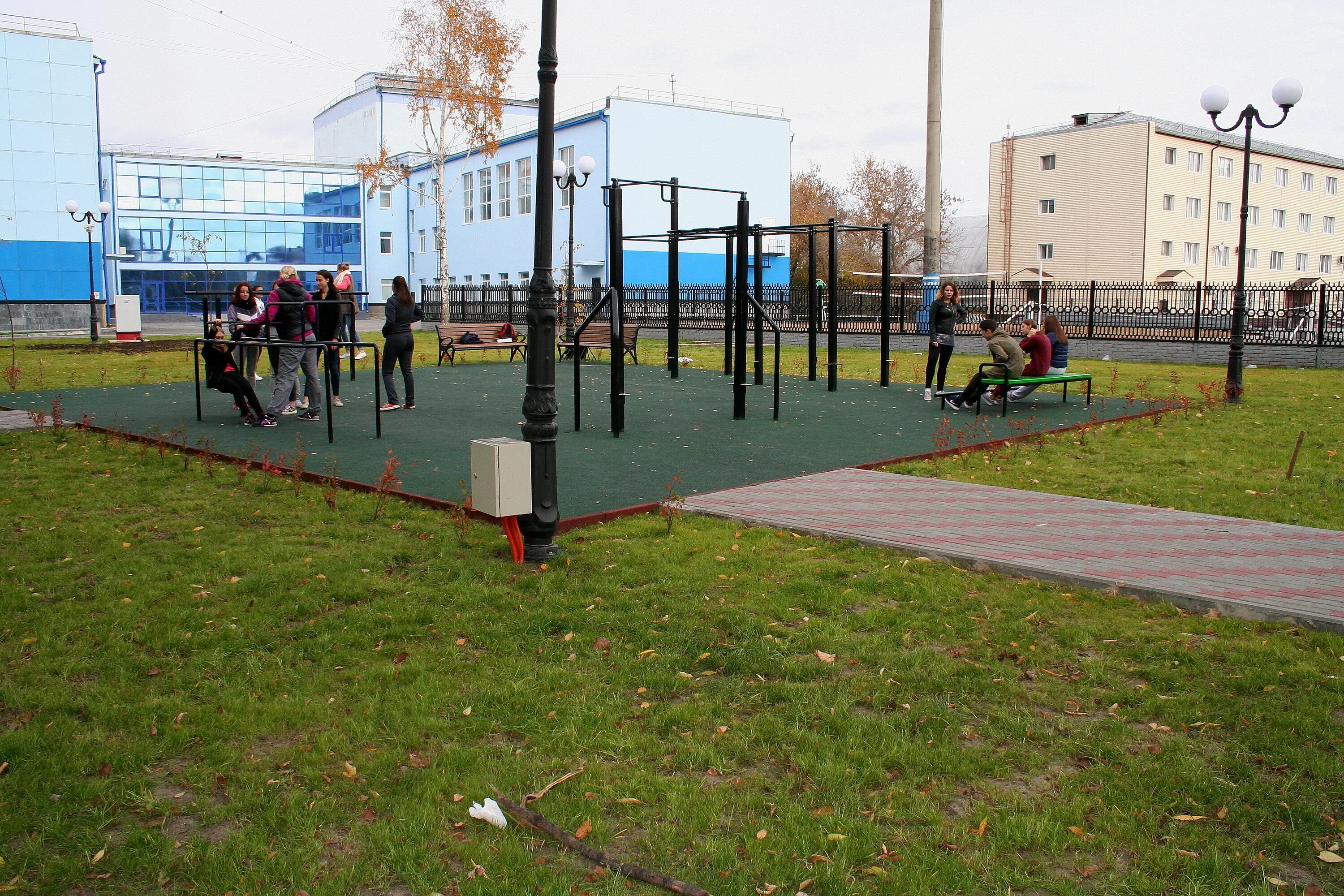 Свободные площадки. Спортплощадки Тюмень центр. Белая спортивная площадка. Спортивная площадка п. Южный. Европейский берег Тюмень спортивная площадка.