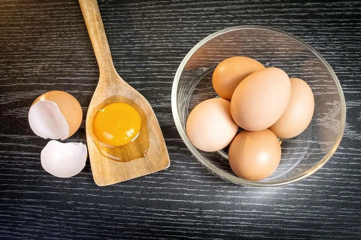 Яйцо куриное. Сырое яйцо. Сырое куриное яйцо. Яйца и яичные продукты.