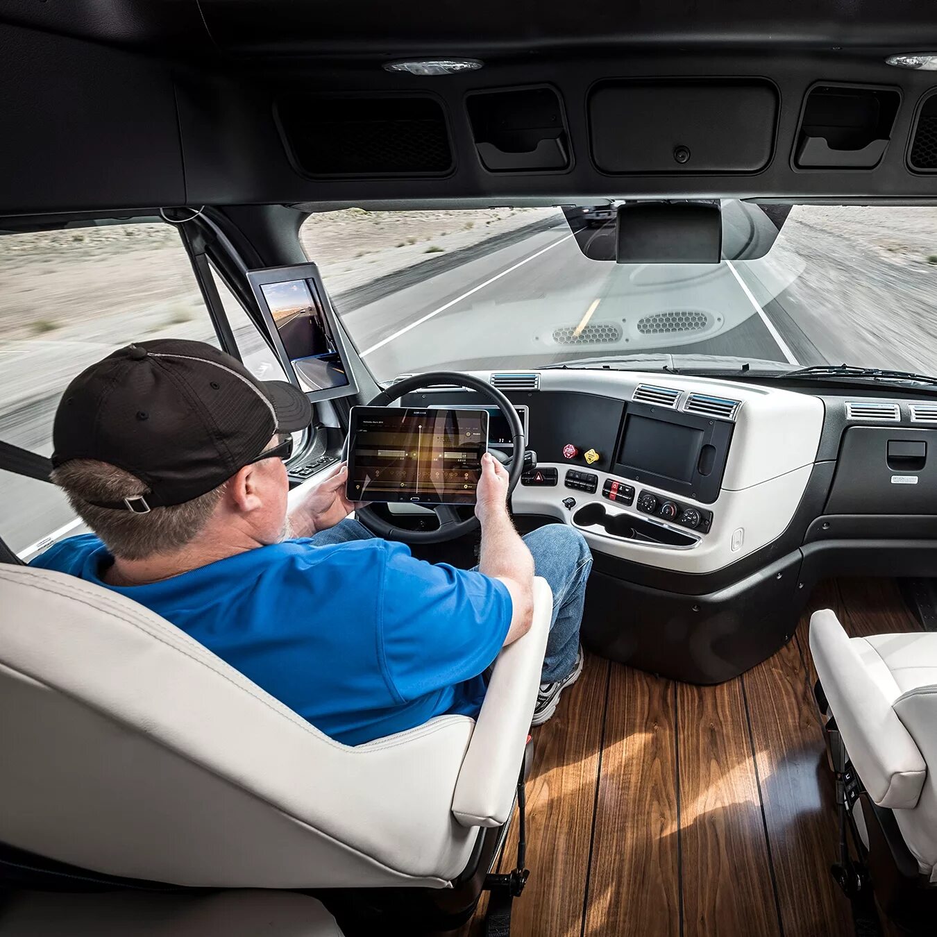 Водитель грузового автомобиля. Что нужно чтобы работать дальнобойщиком. Что нужно чтобы работать дальнобойщиком. Водитель фуры. Профессия дальнобойщик.