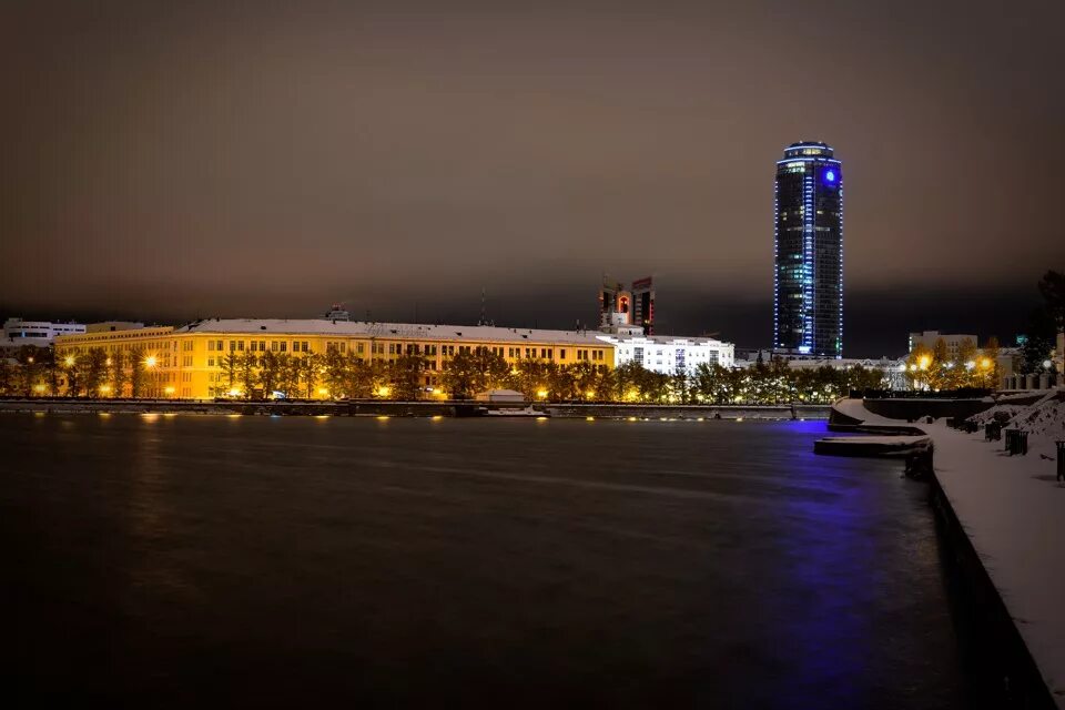 Куда сходить ночью в екатеринбурге. Ночной екатеринбург исеть. исеть екатеринбург ночью. ночной екатеринбург набережная. екатеринбург река исеть набережная ночью.