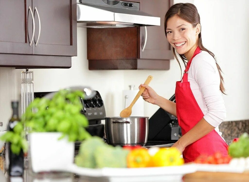 Мужчина и женщина на кухне. Cooking dinner activity. My mother now cook is cooking cooks. Мама с ребенком на кухне. Женщина готовит.