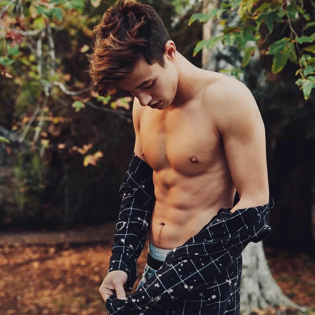 Cameron Dallas торс. Кэмерон Даллас пресс в 16. Cameron Dallas hot. Younger boys hot