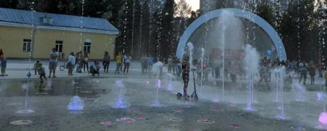 Лазерное шоу в центральном парке новосибирска 2025. Поющий фонтан новосибирск. лазерное шоу новосибирск центральный парк. фонтан первомайский сквер новосибирск расписание сеансов 2025.